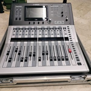 YAMAHA TF1 Con flight case,  usato
